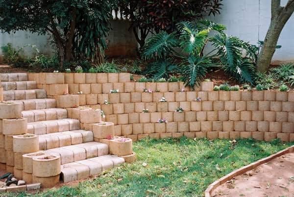 Retaining blocks